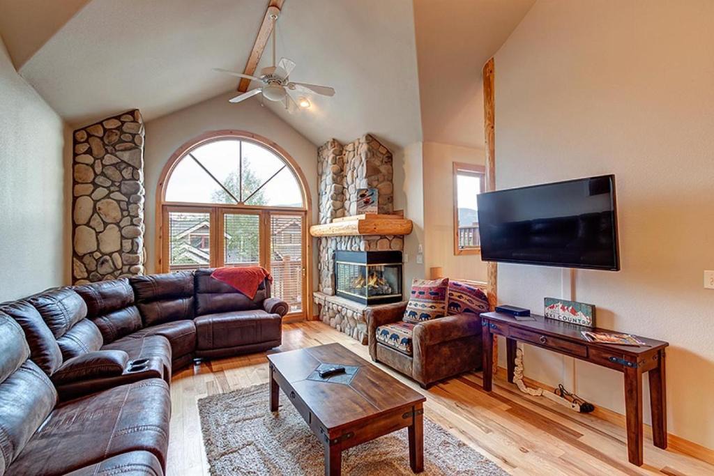 Elk Ridge | Four O'Clock