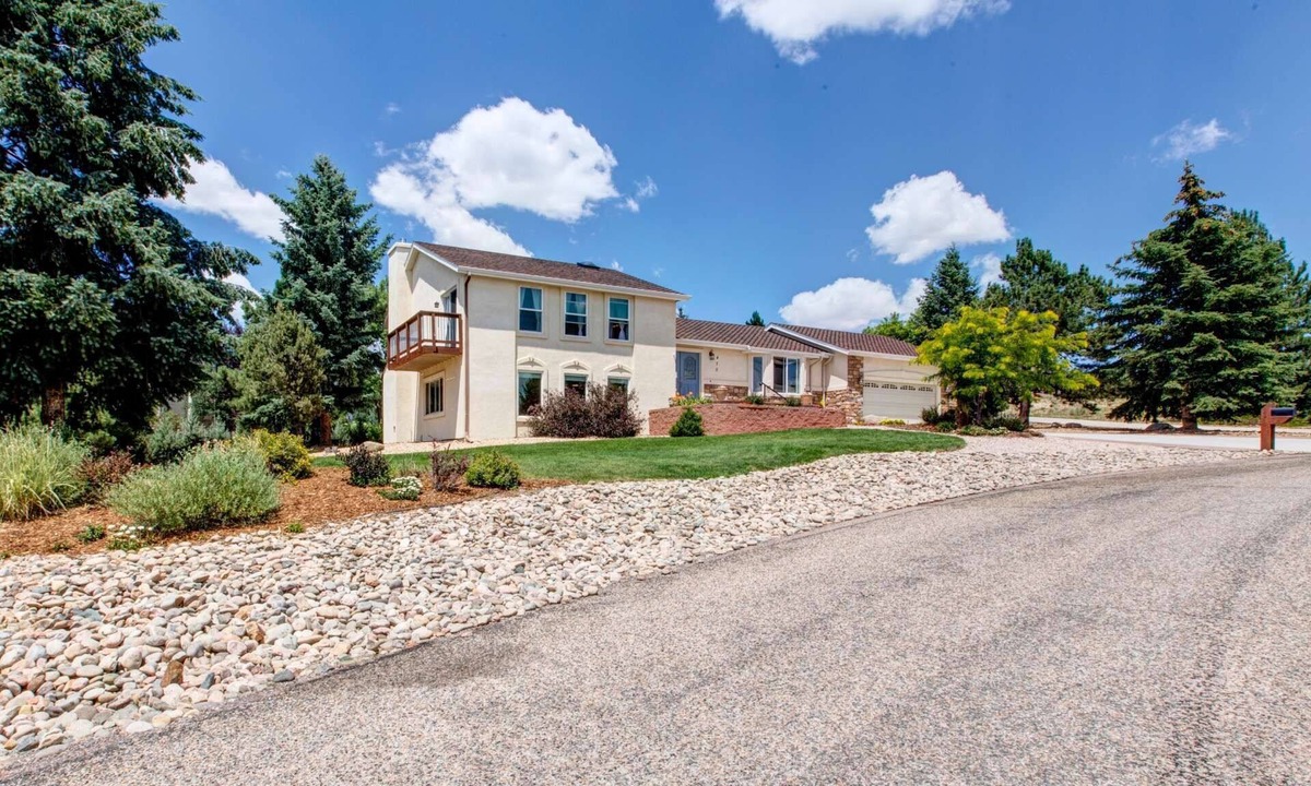 Gleneagle House | Entertaining at its Best, Minutes from AF Academy, Gourmet Kitchen,Gazebo, Fire Pit,Wifi, Pool Table