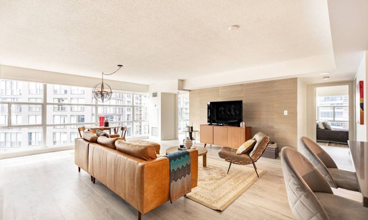 Bay Cloverhill Apartment | Executive 2B/2B Penthouse Yorkville w/Free PKG