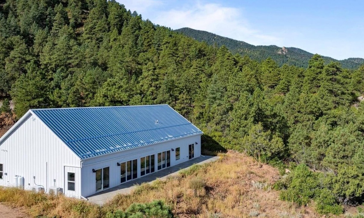 Florence House | Expansive mountain panoramas with 3 Bed/3 Bath and Great Room for Entertaining