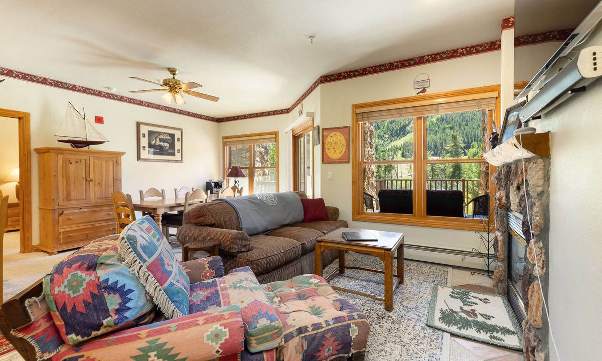 Mountain House Condo | Extra Large Condo, Amazing Views, Community Hot Tub - Quick Walk to Slopes!