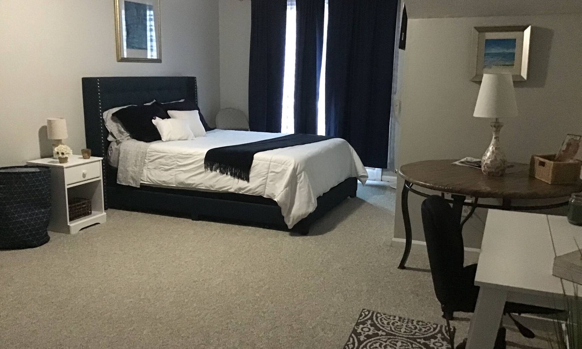 Newport News House | Extra large master suite in Hampton Centrally located