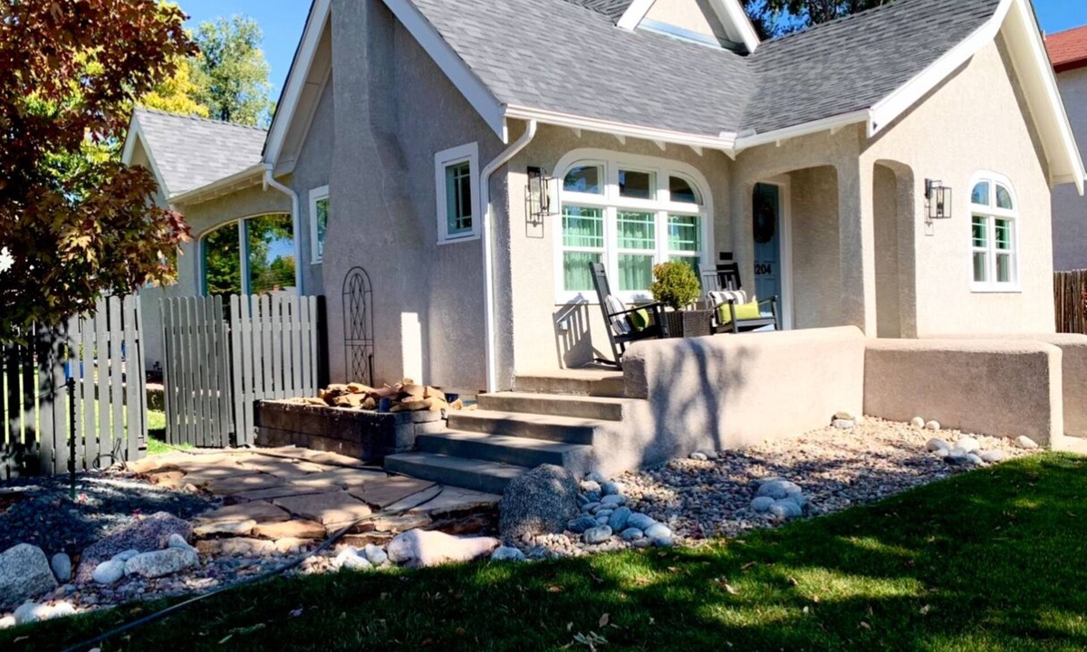 Central Colorado Springs House | Extremely Clean!🏡1928 Columbine Cottage-Hot tub,Fire pit,Hiking,Pikes Peak Views
