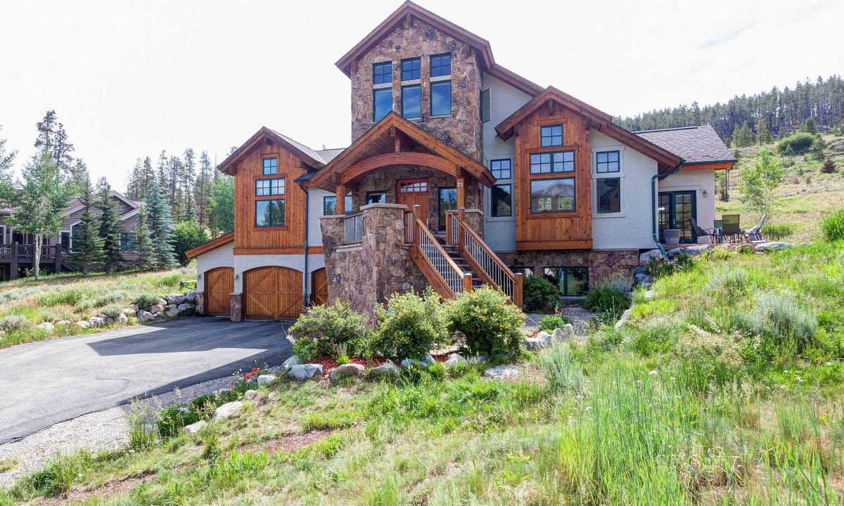 Breckenridge House | Fairview estates custom built gorgeous home!