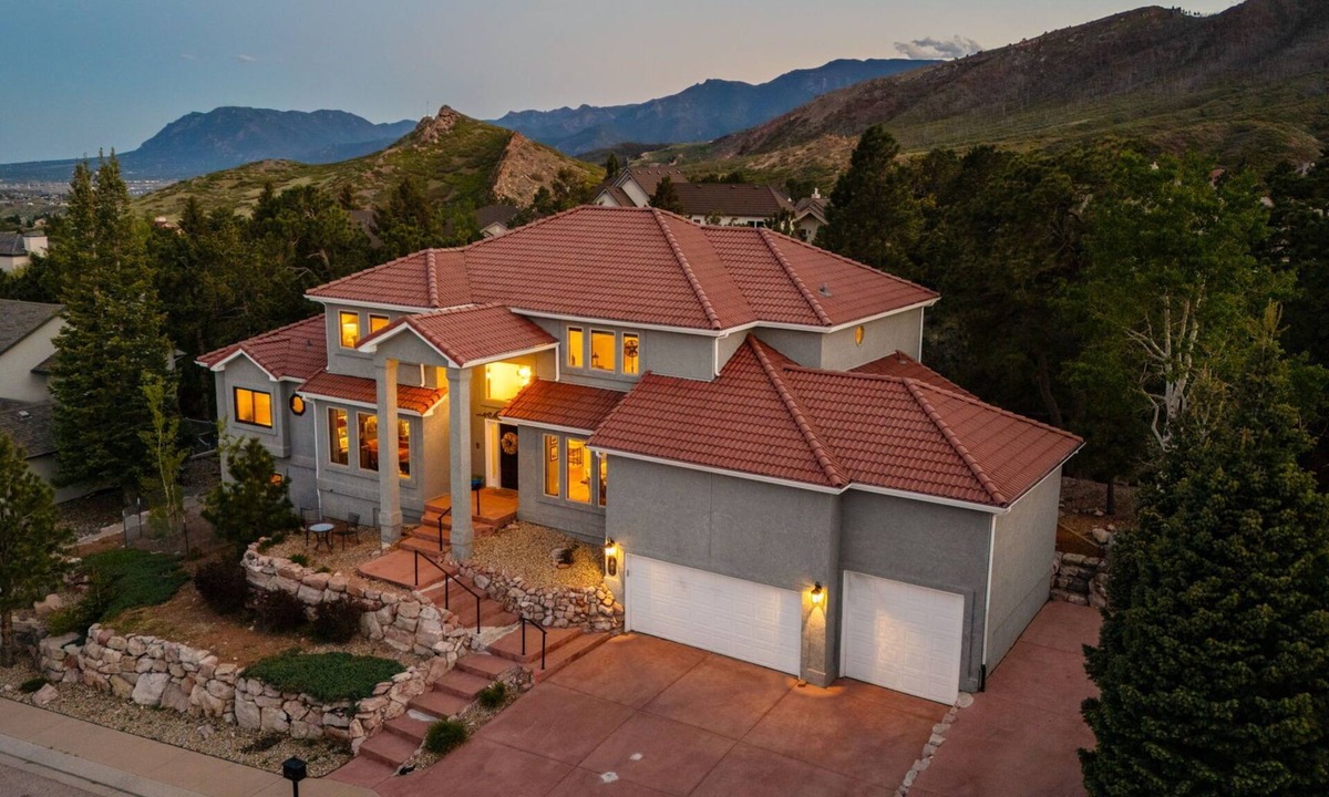 Mountain Shadows House | Fall Availability! Large Family-Friendly Escape Game Room Hot Tub Kids room