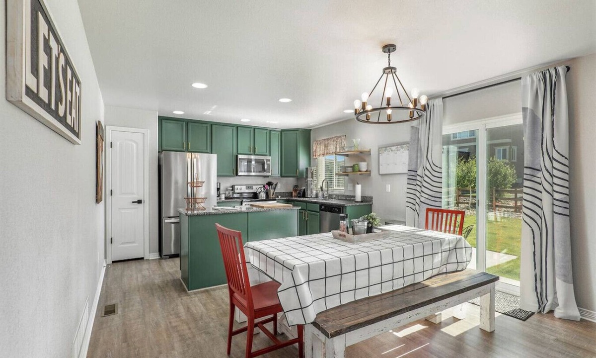 Monument House | Family Friendly Charming +Clean 5 Bedroom House,
