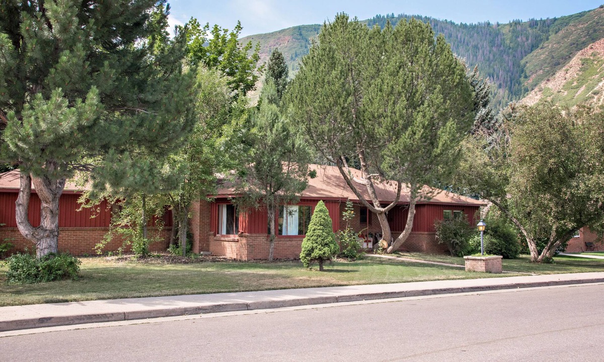 Glenwood Springs House | Family Home w/Grill & Large Yard, Near Downtown Glenwood Springs! Dog Friendly!
