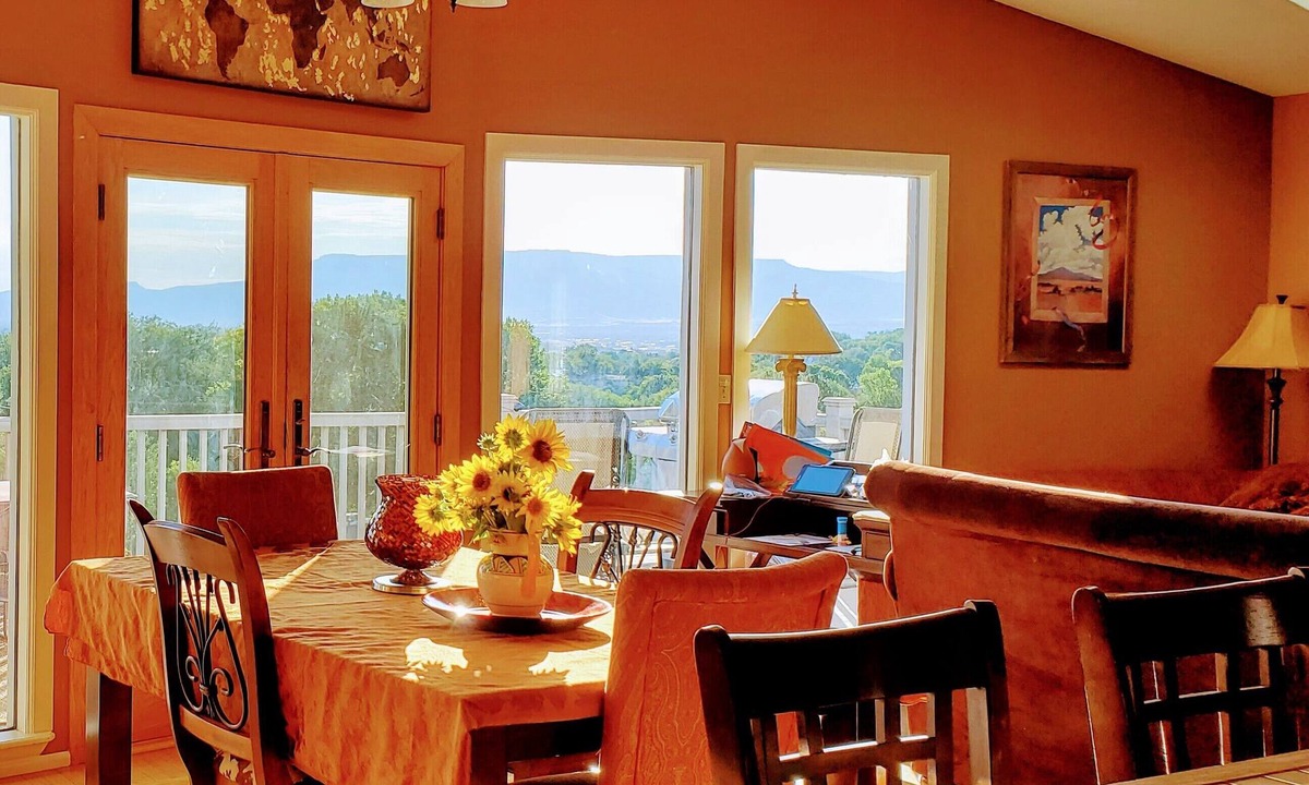 The Ridges House | Fantastic View, close to downtown & the Monument