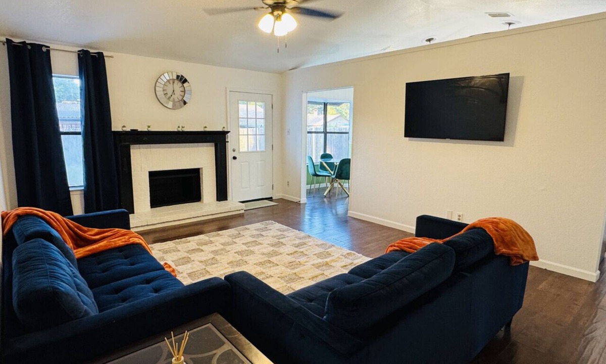 Wylie House | Fenced Yard Fire pit Fireplace Pet Friendly