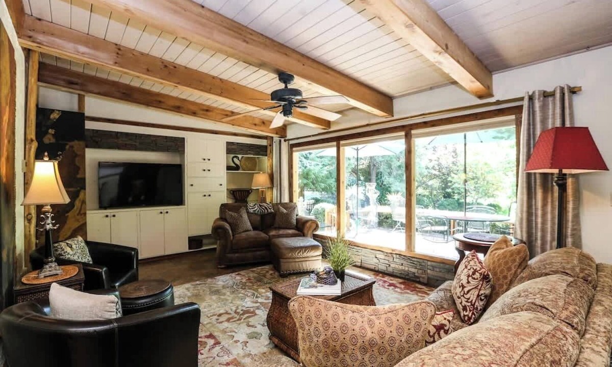 Springfield House | Forest Oasis 3BR Near UO, Autzen & River