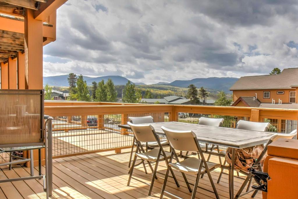 Fraser House | Fraser Townhome near Winter Park with Balcony and Views