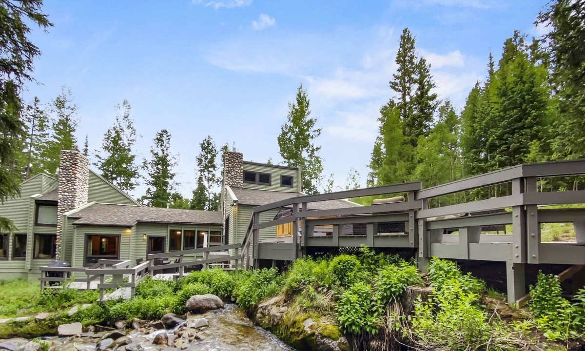 Blue River House | FREE SkyCard Activities - Riverside Location, Private Hot Tub, Game Room/Pool Table, Close to Town/S