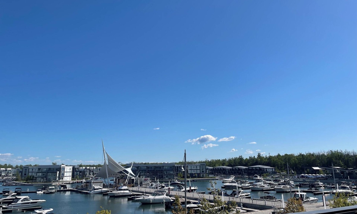 Innisfil Apartment | FRIDAY HARBOUR CHIC WATERFRONT GETAWAY