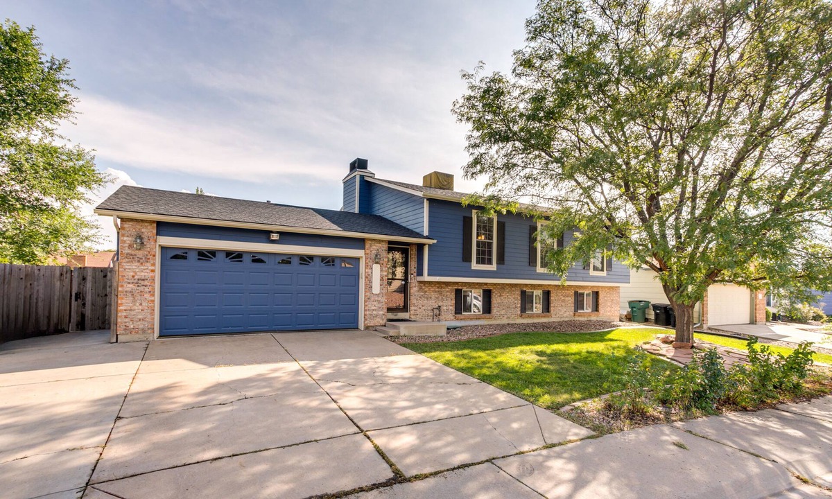 Thornton House | Furnished Deck + Fire Pit: Thornton Family Retreat