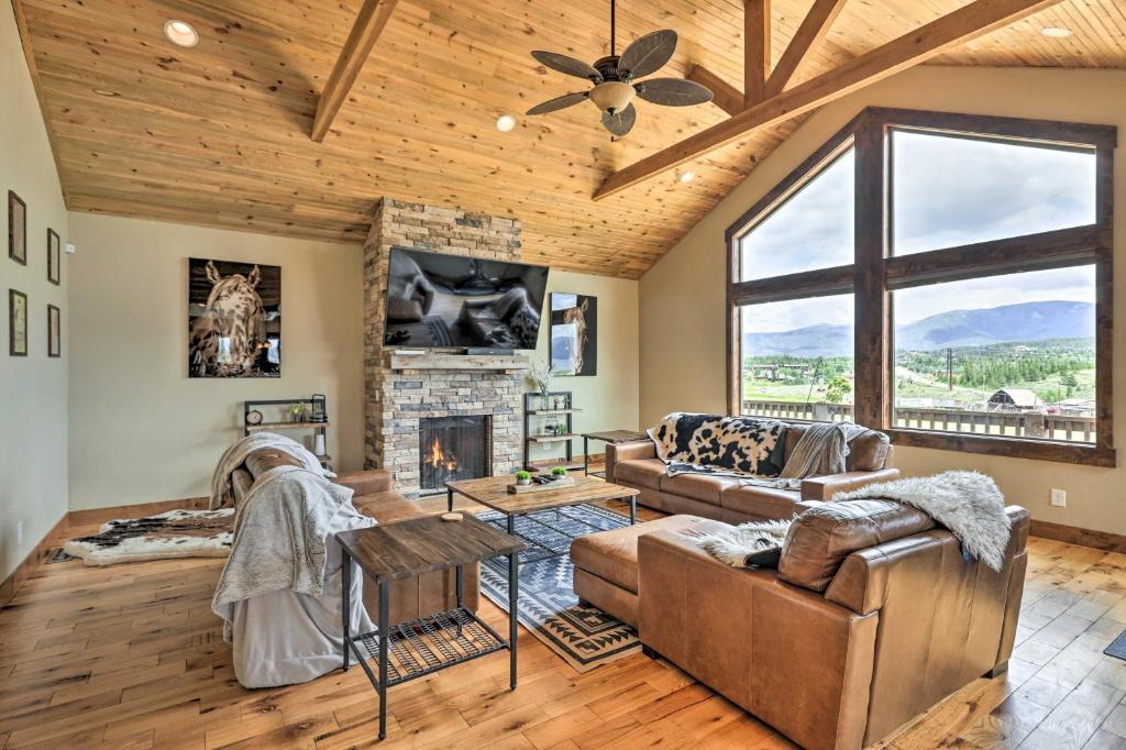 Grand Lake House | Game Room and Hot Tub Luxe Grand Lake Retreat!