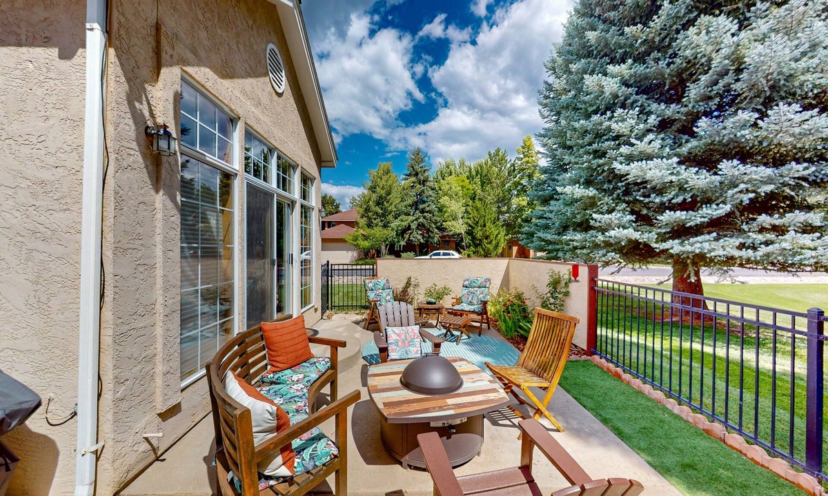 Dalton Ranch House | Golf course-adjacent home with private hot tub & amazing decor