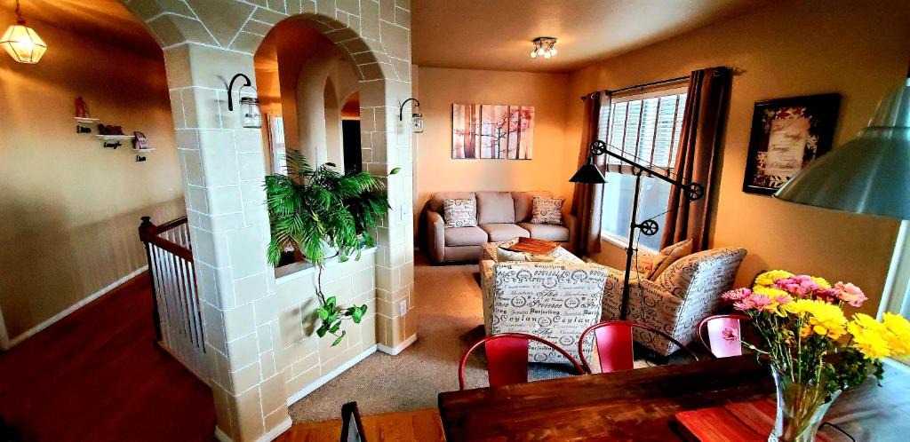 Briargate Villa | Gorgeous Rancher/Mtn Views/AF Academy