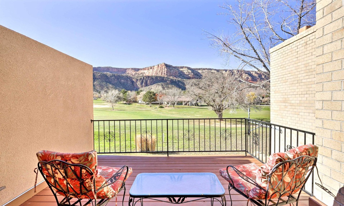 Grand Junction House | Grand Junction Golf Course Condo w/Balconies