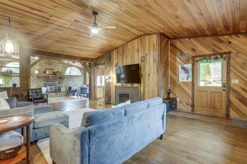 White House | Great for Groups! Spacious Melcroft Home w/Deck