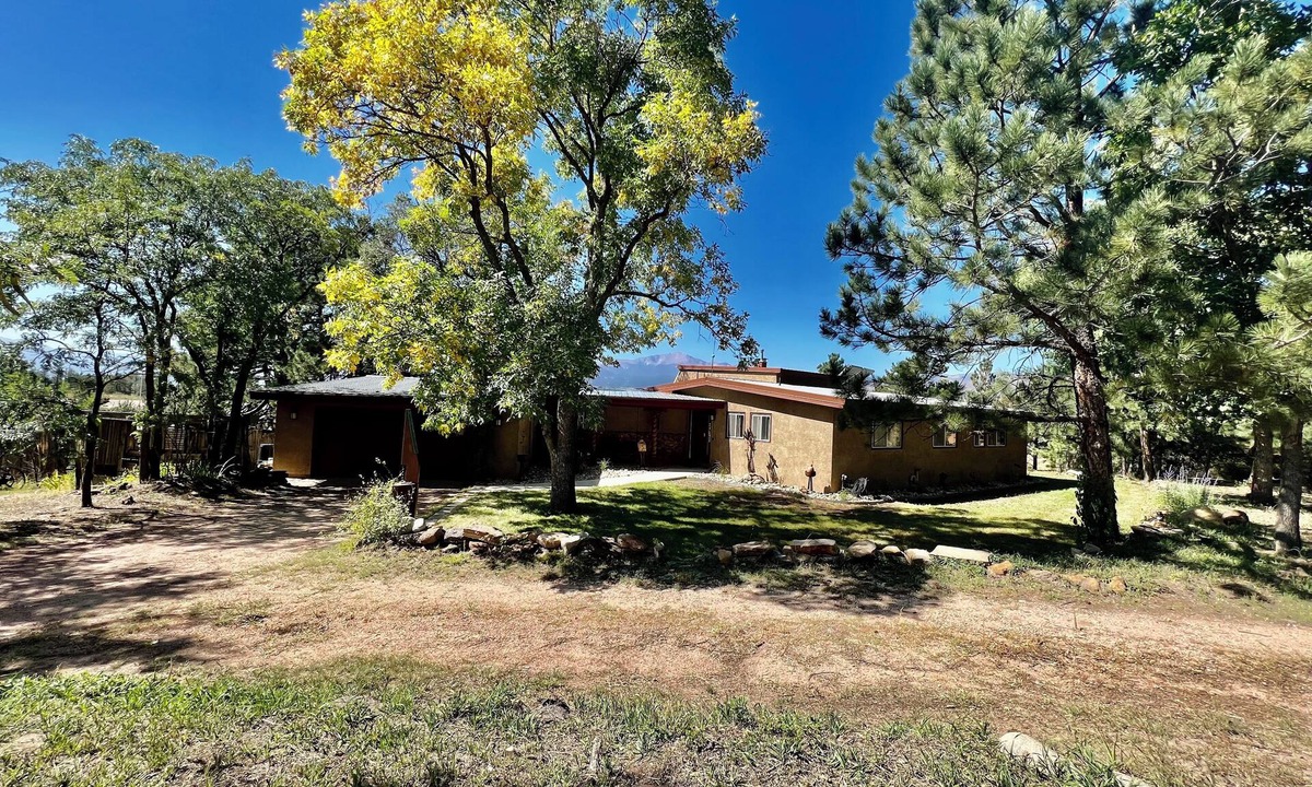 Northeast Colorado Springs House | Green’s Art Studio’s spacious & serene.