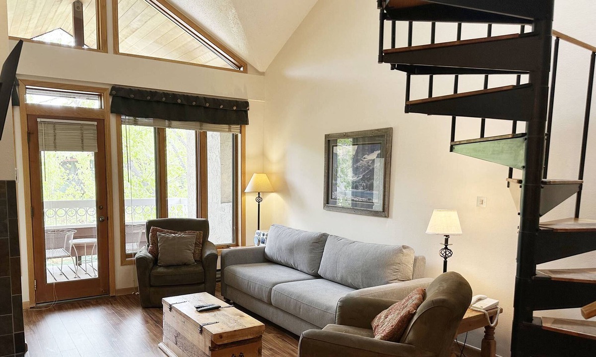 Steamboat Springs Condo | Heated Pools-HotTubs-FirePit-Grill-Gym-Walk to Mtn/Steps to Free Town Bus-3 en Suites-Garage-Updated