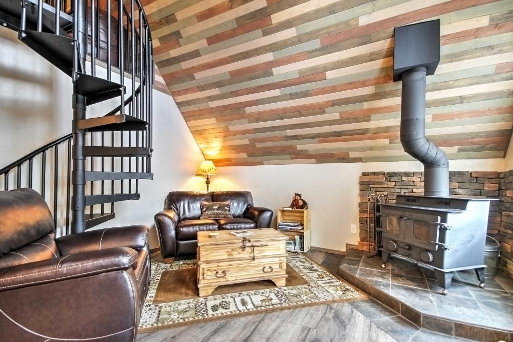 Cripple Creek House | Hillside Cripple Creek Cabin with Hot Tub, Mtn Views