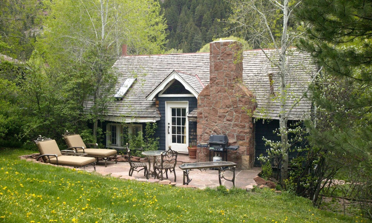 Redstone House | Historic Cottage on Private Estate with Swimming Pool & Tennis Court on Site!