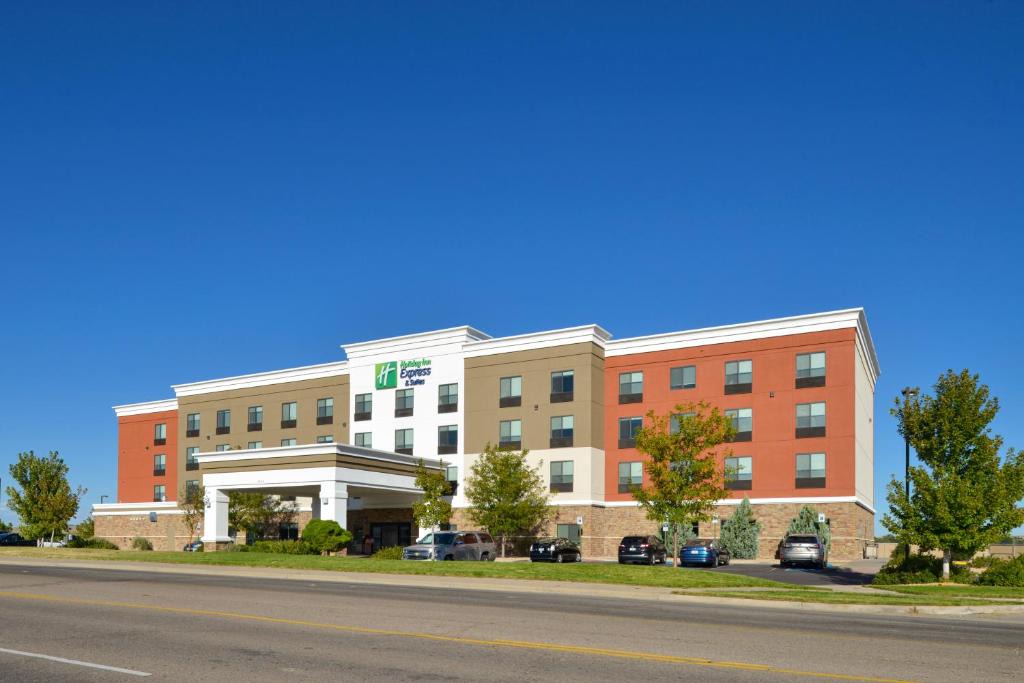 Pueblo Hotel | Holiday Inn Express & Suites Pueblo by IHG