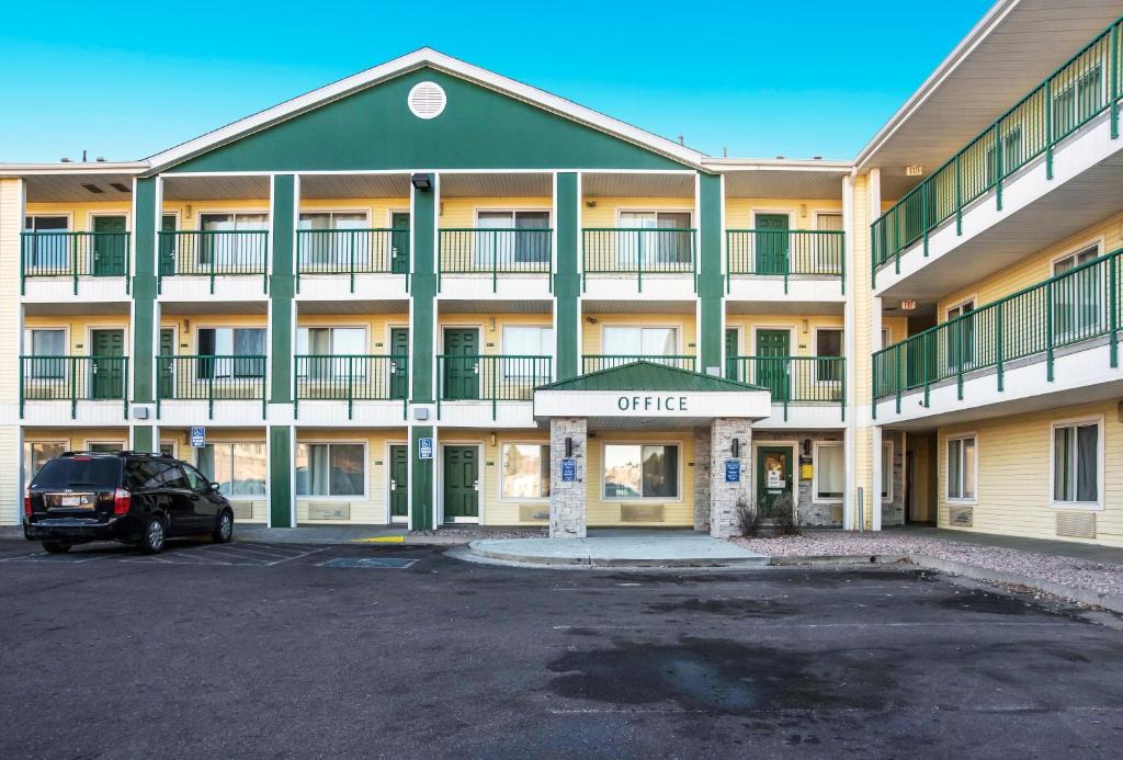 Southeast Colorado Springs Hotel | HomeTowne Studios by Red Roof Colorado Springs - Airport