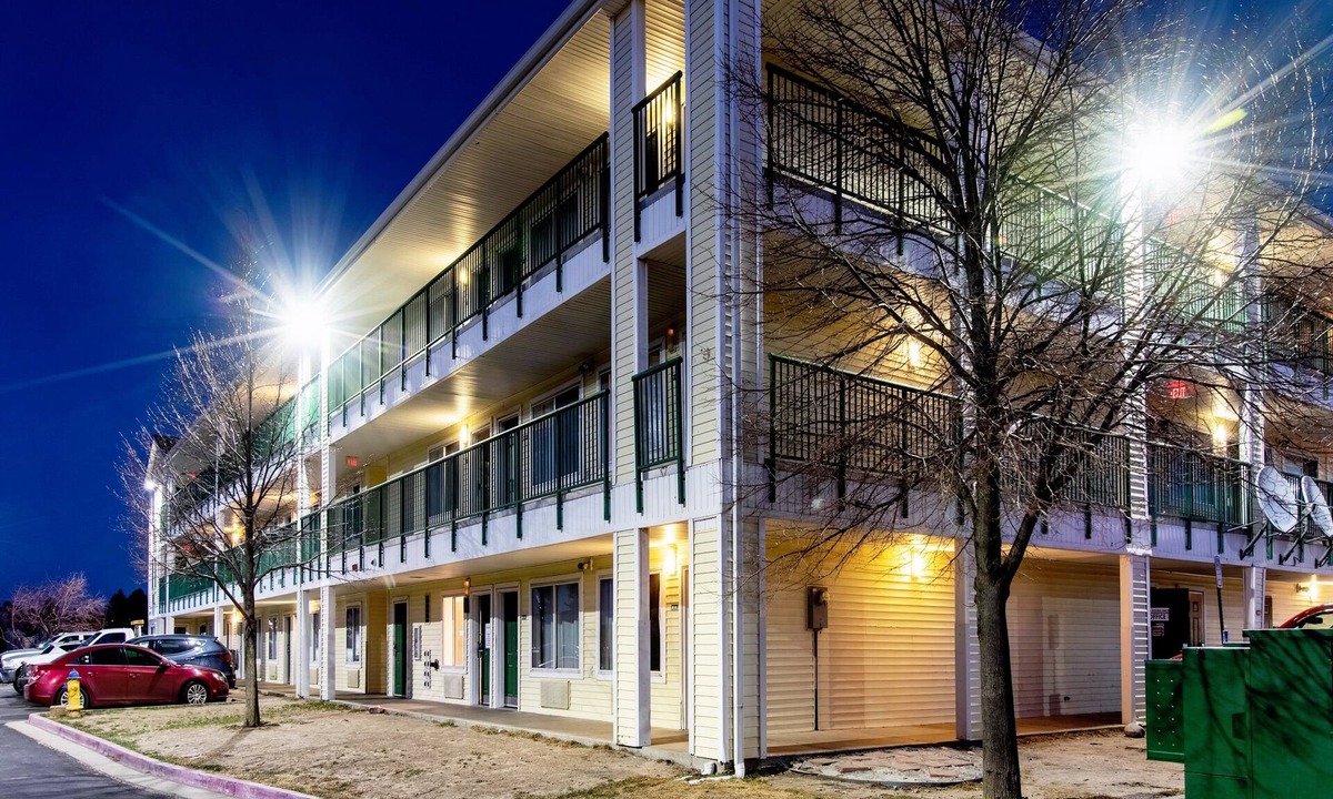 Southeast Colorado Springs Hotel | HomeTowne Studios By Red Roof Colorado Springs - Airport