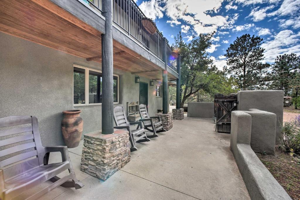 Cascade-Chipita Park Apartment | Homey Mtn View Escape 11 Mi to Garden of the Gods