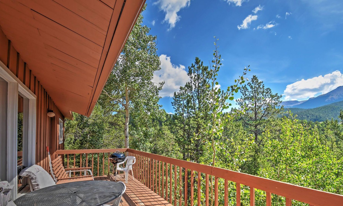 Rainbow Valley Cabin | 'Horseshoe Lodge' Divide Cabin w/ Furnished Deck!