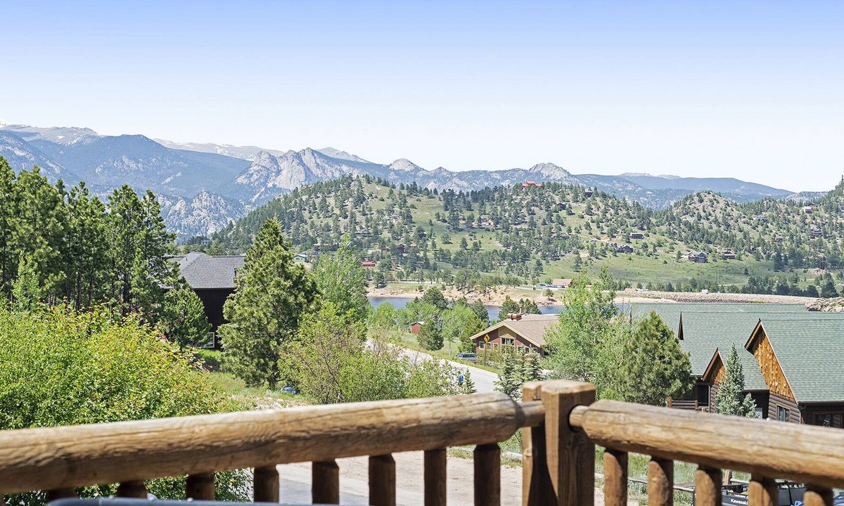 Estes Park Condo | Horsetooth Peak 26C - 1 Br Condo - Jetted Bathtub - Lake/Mountain Views!