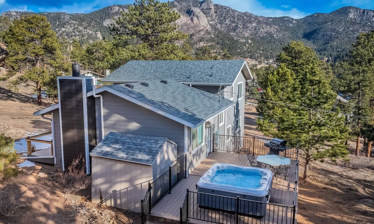 Carriage Hills Apartment | Hot Tub! Amazing views, K bed, BBQ, near town & Park