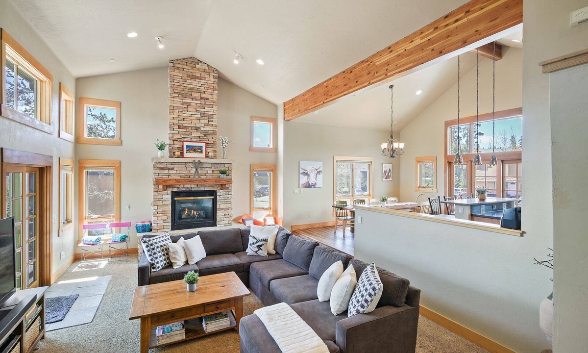 Wildernest House | Hot Tub. Awesome Views. Close to ski areas. Garage. Fully Stocked Kitchen.