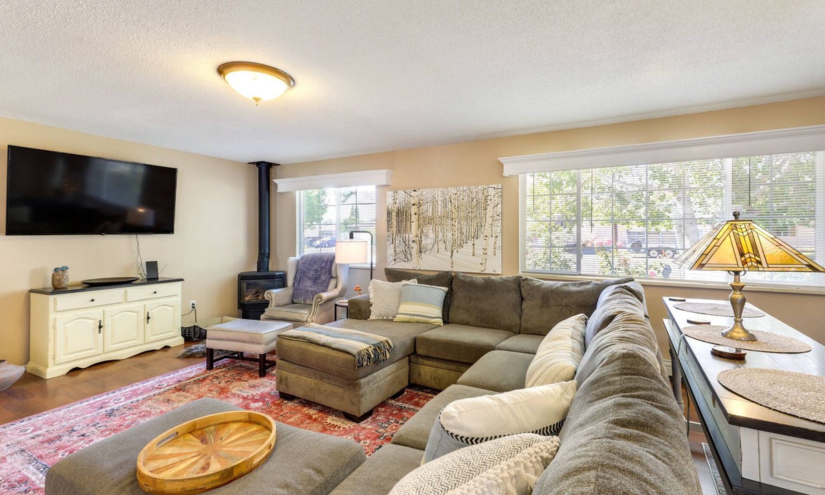 Clifton House | Hot Tub & Fire Pit: Serene Clifton Retreat!