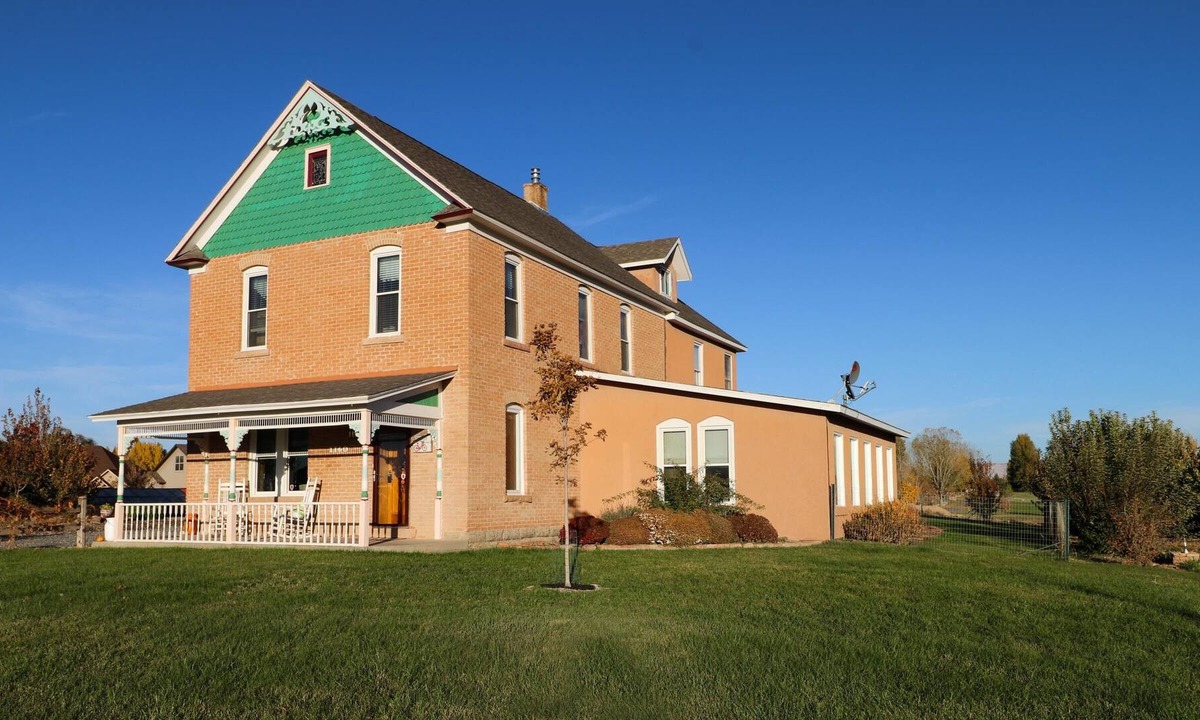 Fruita House | ***HOT TUB*** Historic Tilliview House ~ 3100 Sq Ft ~ 1 Acre ~ Heart Of Fruita !