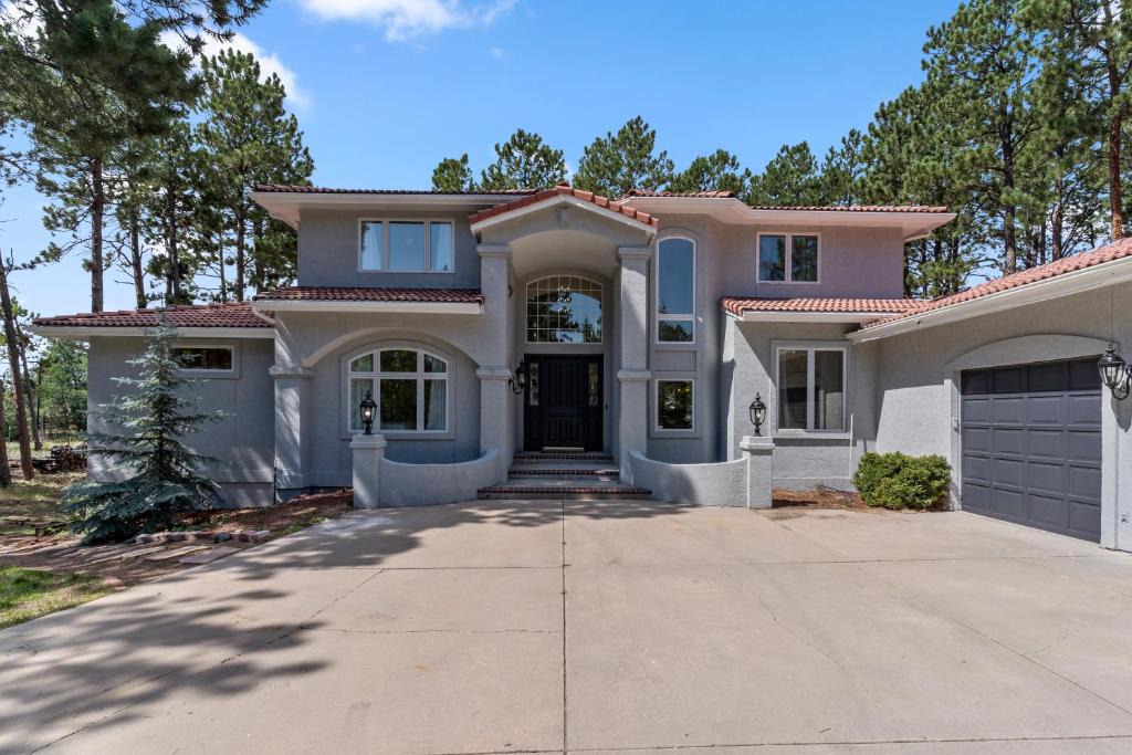 Woodmoor Villa | Hotel Homes - Thunderbird Villa Retreat
