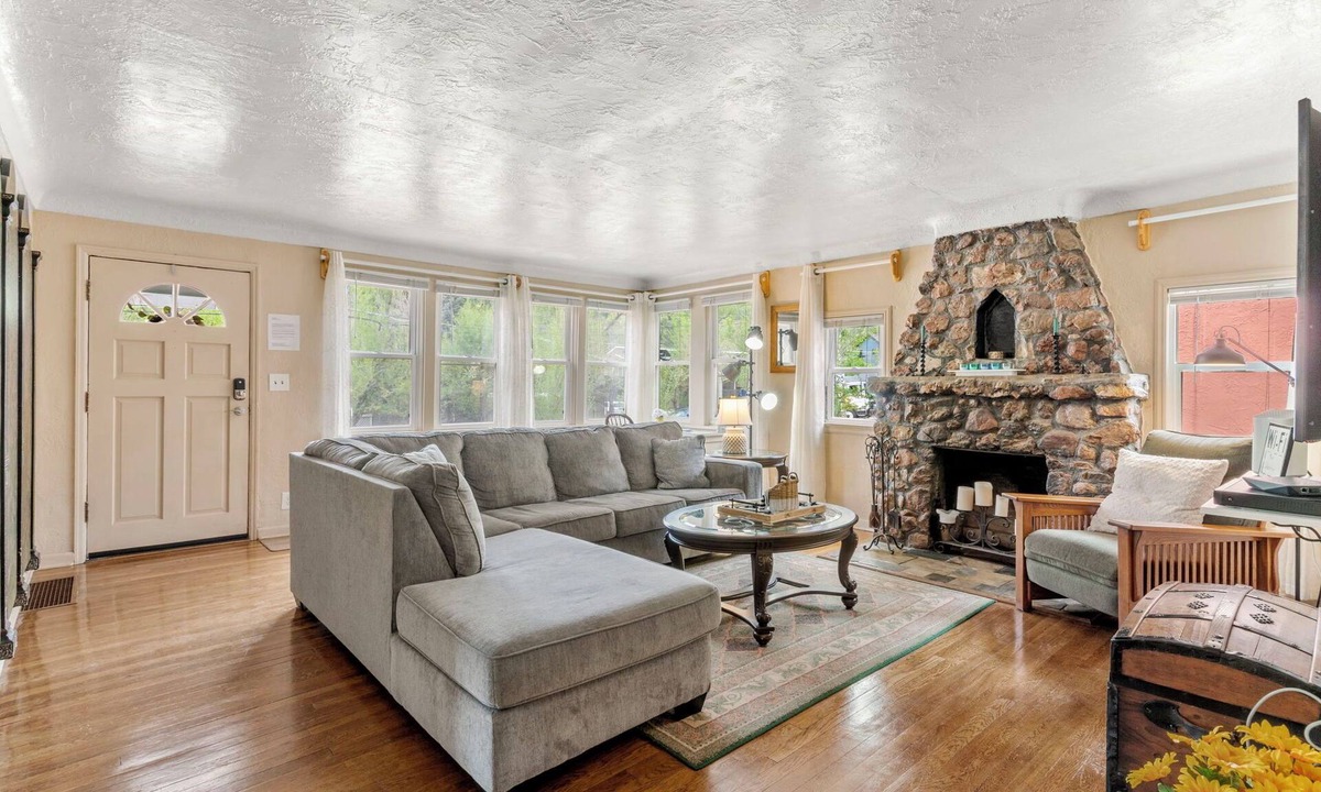 Manitou Springs Historic District House | Idyllic retreat near the Incline, nestled in Manitou’s breathtaking landscapes.