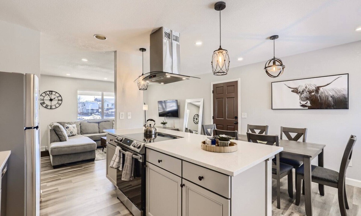 Dupont House | Insta-worthy 12 min to DT 6Bd 2.5Bt Modern Home