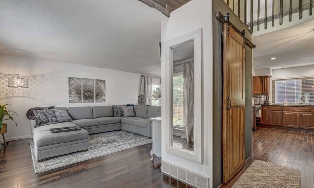 Village Seven House | Inviting 5 Bedroom Home Centrally Located