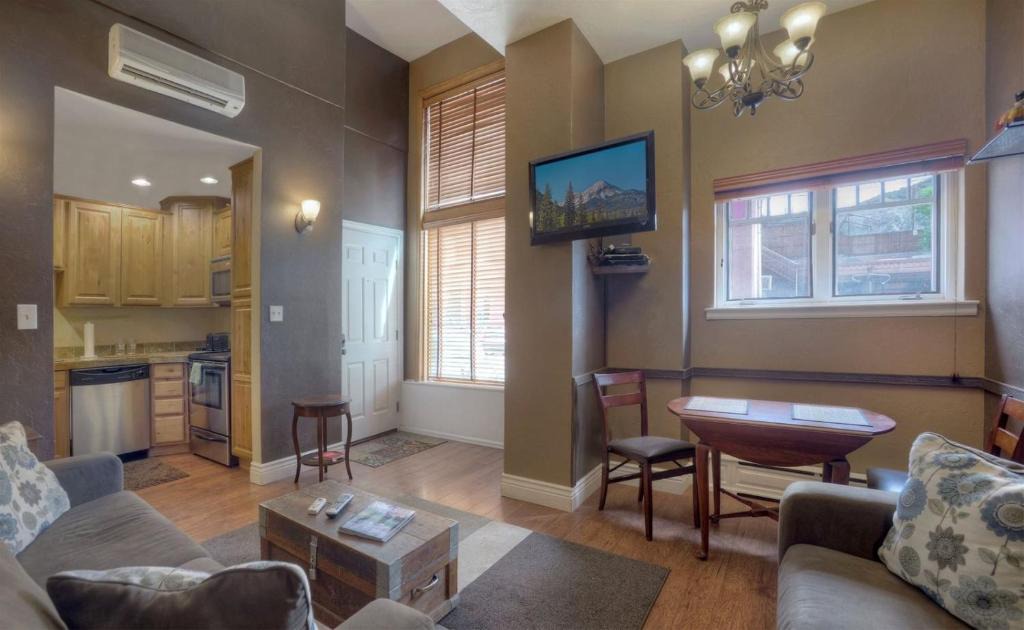 Historic Downtown Durango Apartment | Jarvis Condo 109