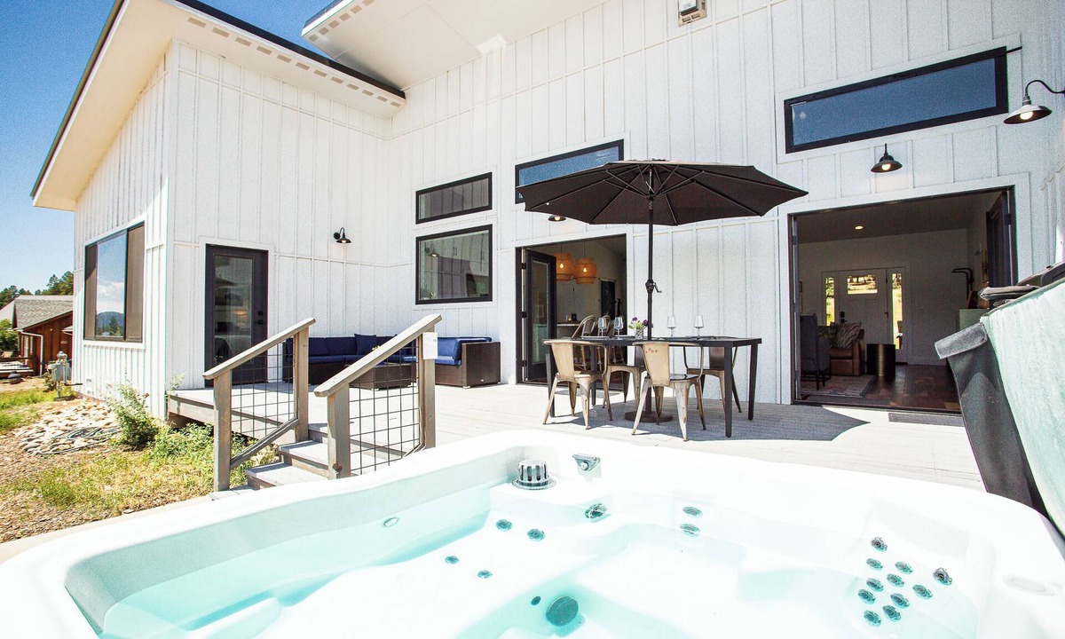 Twin Creek Village House | Juniper RidgenSpacious and impeccably decorated 3BDR with Hot Tubn