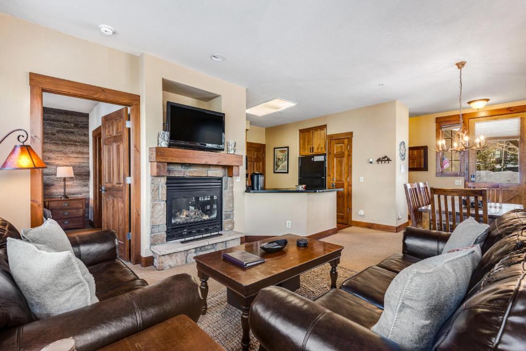 Granby Hotel | Kicking Horse Lodges 3-201