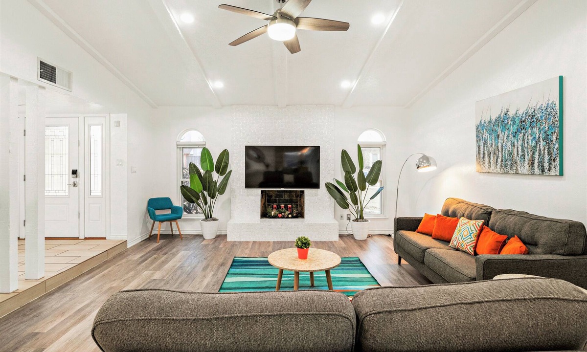 Plano House | King Bed, Nice Backyard, Family Friendly, Foosball, Games, Cornhole, Grill