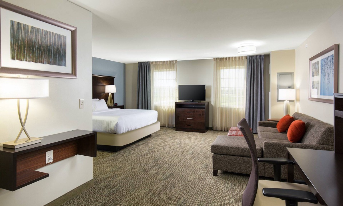 Northfield Apartment | King Studio. Free Breakfast Buffet. Pool & Gym Access.