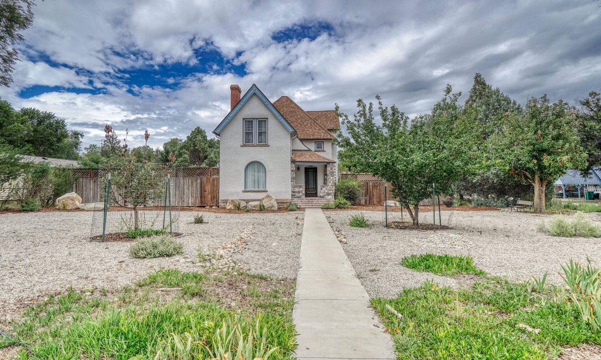 Salida House | La Dimora: Beautiful Victorian, Great for Large Groups. Nice stroll to downtown!
