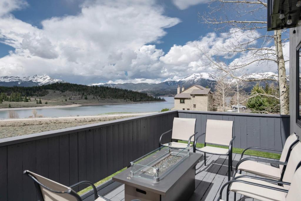 Corinthian Hills House | Lake Dillon Retreat Townhome Panoramic Lake Mountain Views
