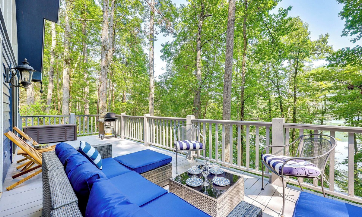 Unaka Cabin | Lakefront Murphy Getaway w/Deck, Dock & Kayaks!