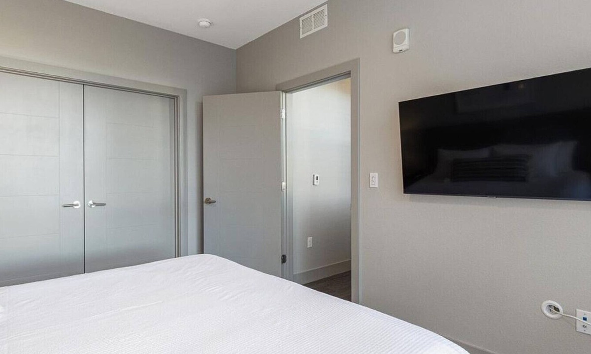 Overland Apartment | Landing at Encore Evans Station - 1 Bedroom in Overland
